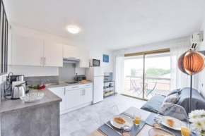 LES BEAUX JOURS Super nice flat for 3 with AC, balcony & view